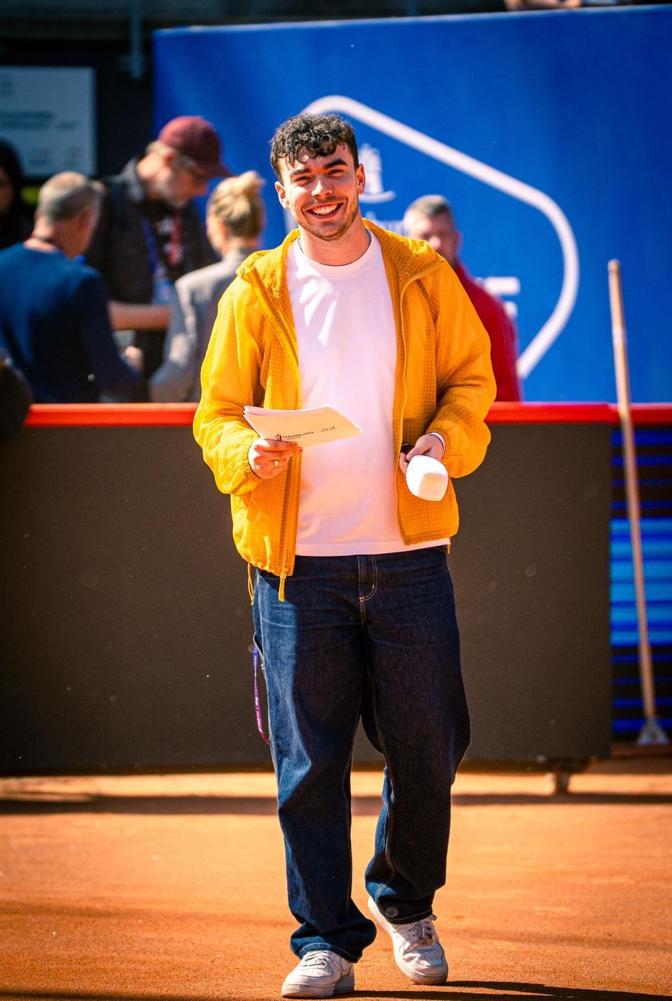 Luis mit Moderationskarten und Mikrofon bei den Hamburg Open